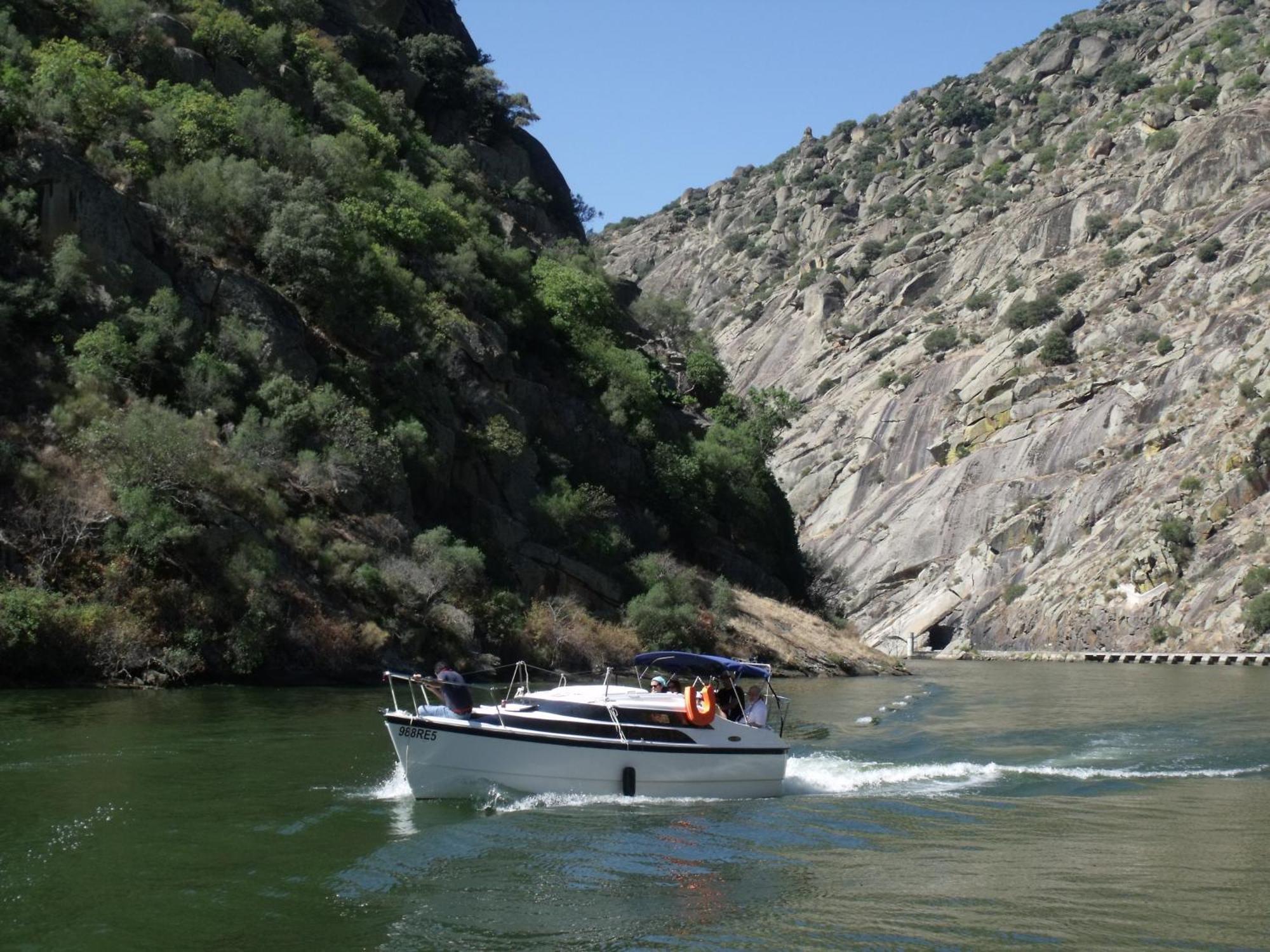 Douro Yacht Charter & Bungalows São João da Pesqueira Esterno foto